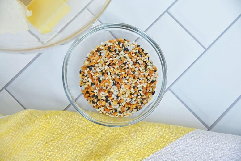 small bowl of everything bagel seasoning 