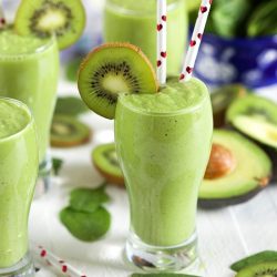 kiwi spinach smoothie with two straws