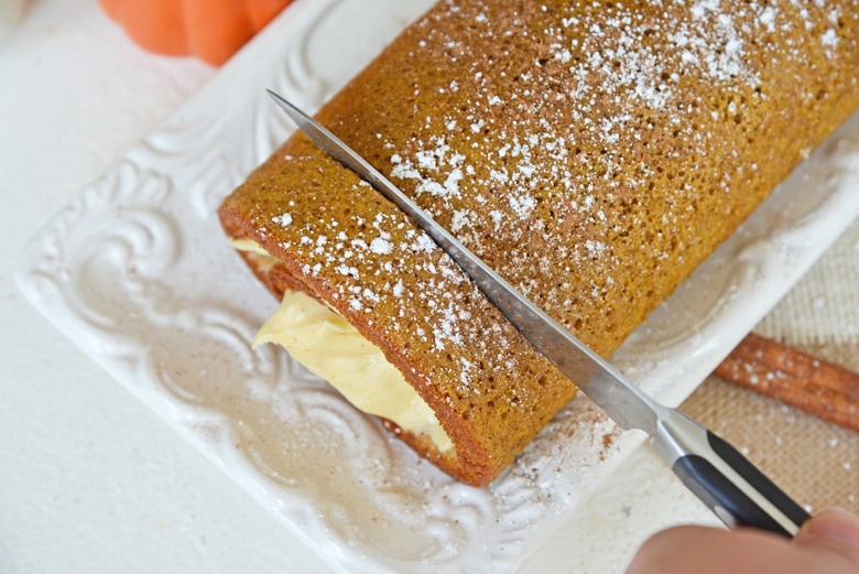 slicing cake roll with serrated knife 