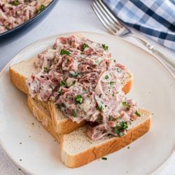 creamed chipped beef on a plate