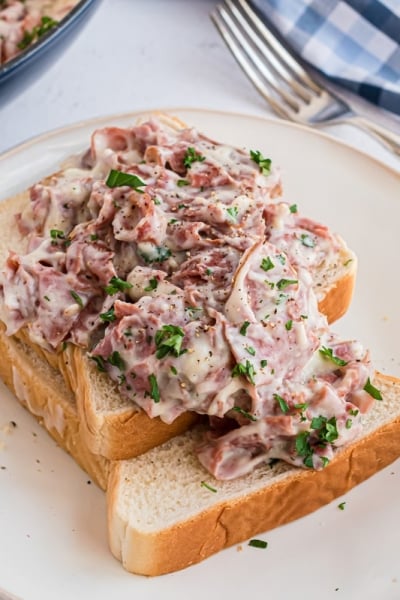 creamed chipped beef on a plate