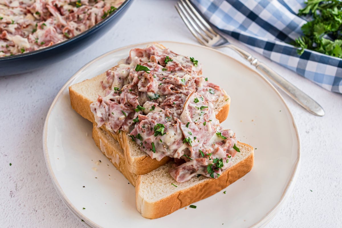 creamed chipped beef on a plate