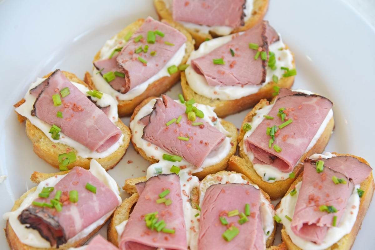 roast beef crostini with garlic aioli 