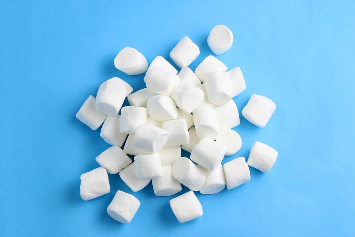 pile of regular size marshmallows