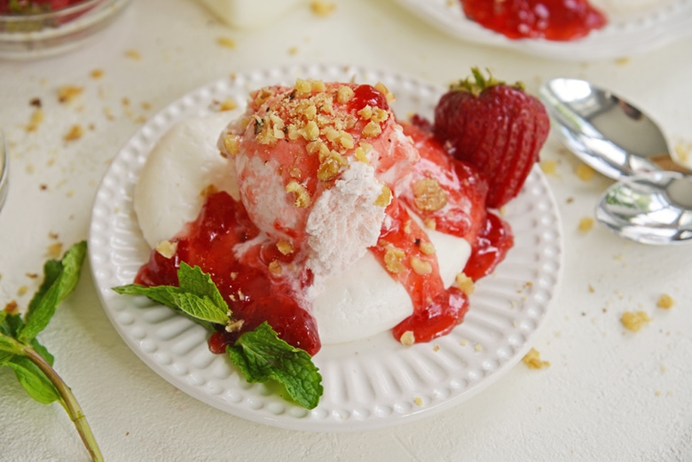 vanilla meringue ice cream cups with toppings