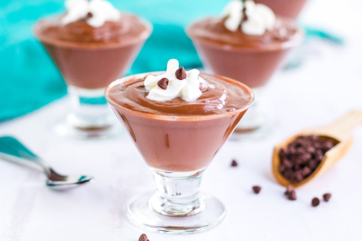 small glass bowls of chocolate pudding 