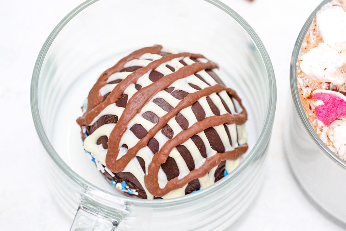 varm chokladbomb i en glasmugg