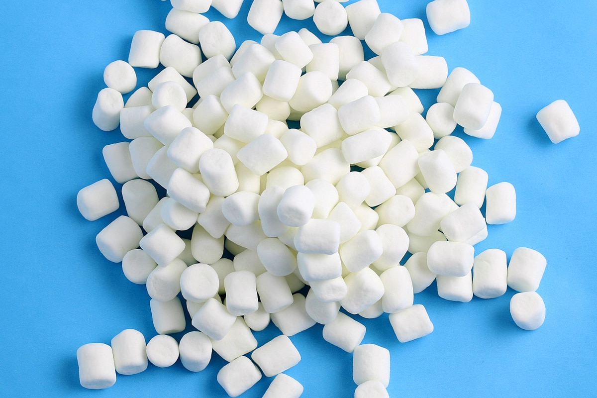 hög med mini marshmallows