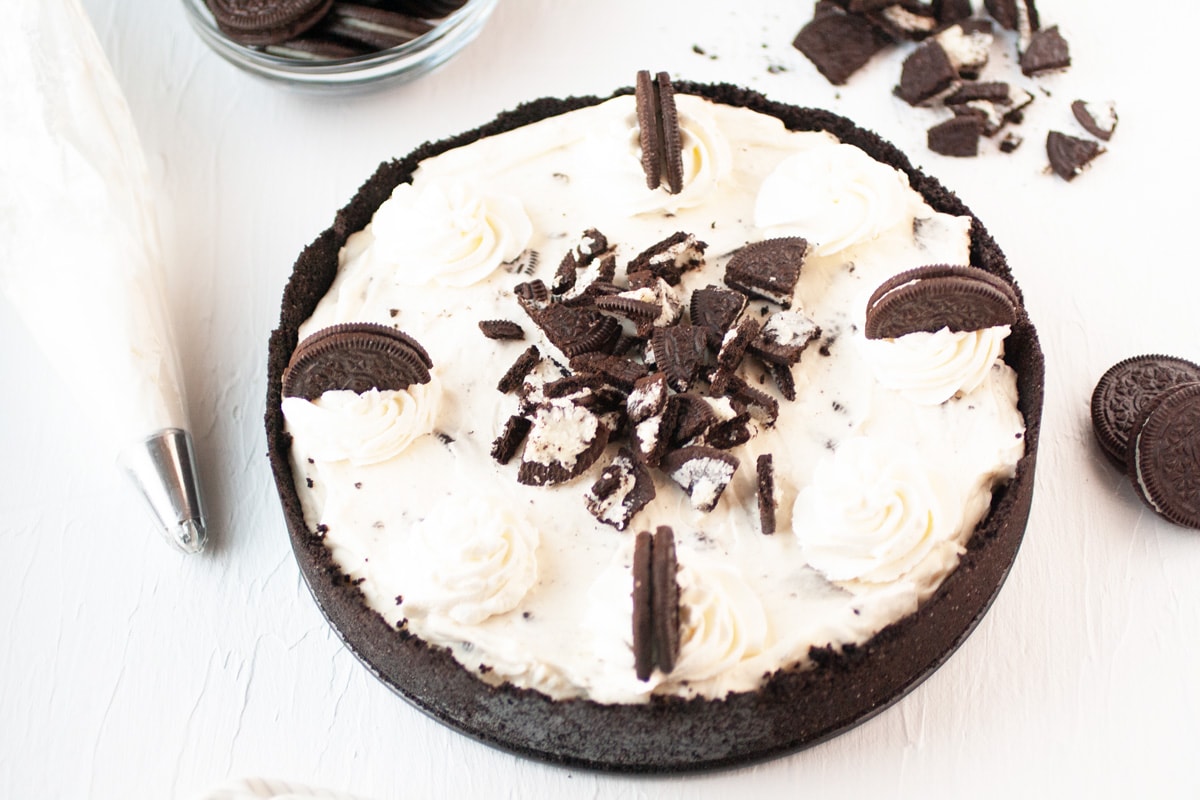 overhead of oreo cheesecake with cookie crust 