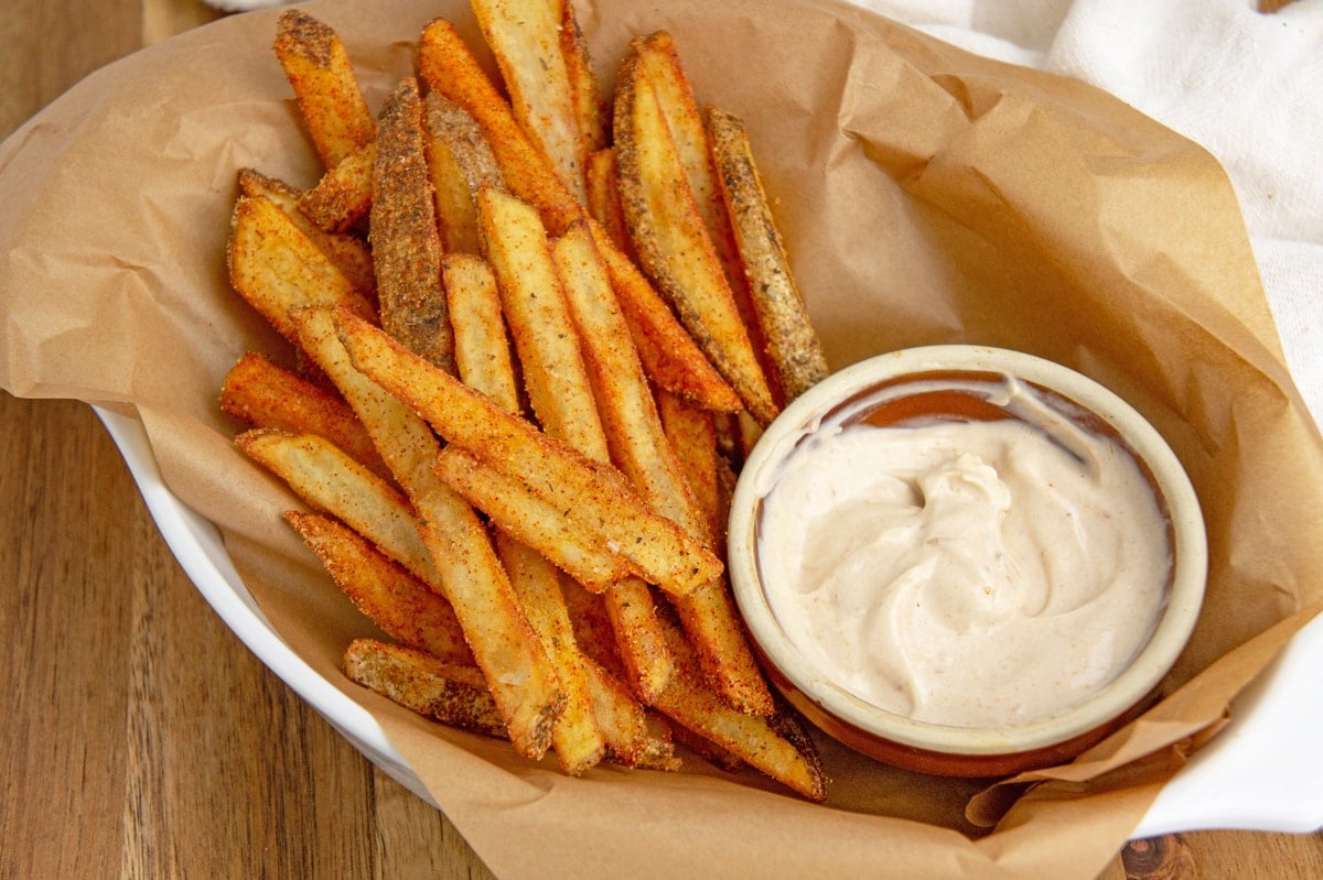 https://www.savoryexperiments.com/wp-content/uploads/2021/01/Cajun-Fries-5.jpg