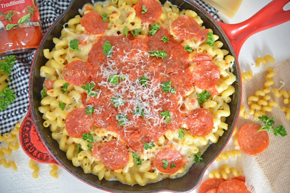 overhead pizza mac and cheese in a skillet