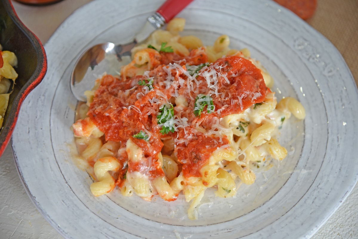 pizza mac and cheese on a plate 