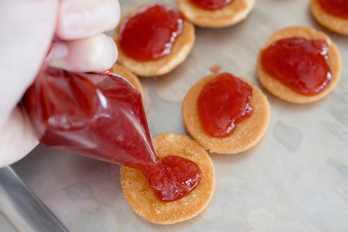 filling nilla wafers with jam 