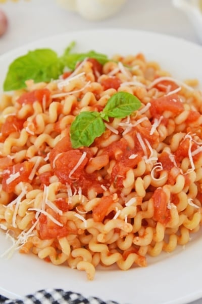 close up of pomodoro sauce over pasta in a bowl