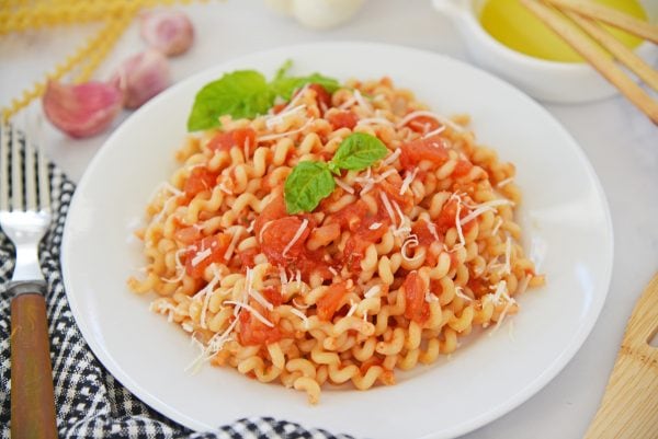 close up of pomodoro sauce over pasta in a bowl