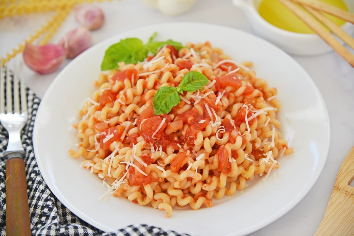 close up of pomodoro sauce over pasta in a bowl