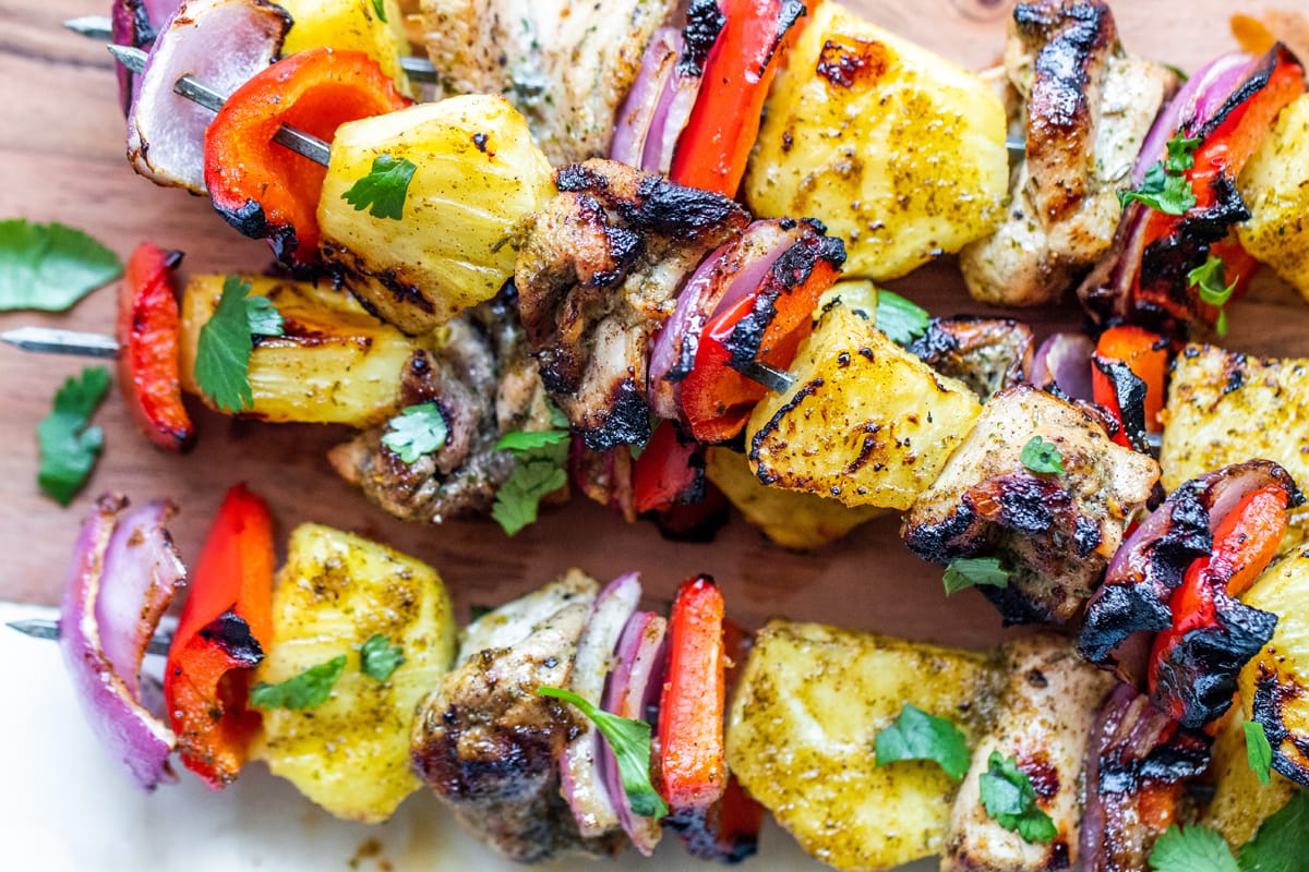 overhead close up of chicken kabobs 