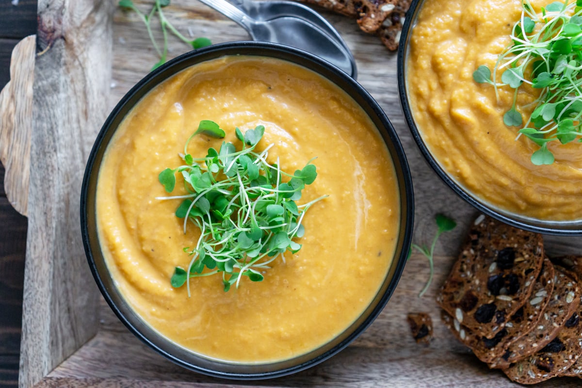 overhead of bowl of butternut squash soup 