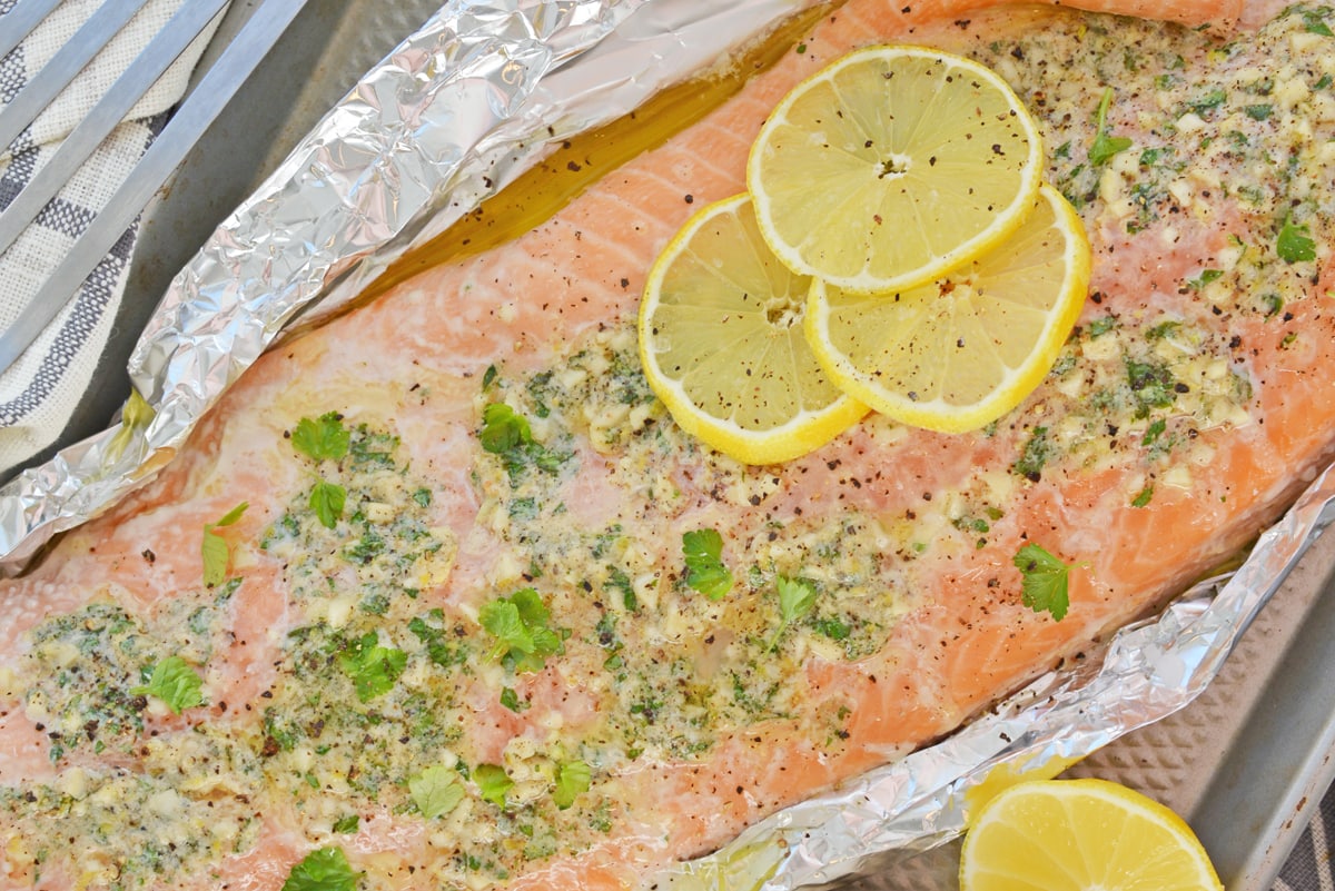 baked garlic butter salmon in foil with fresh lemon slices 