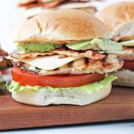 close up of grilled chicken sandwich