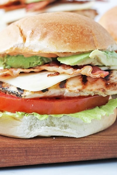 close up of grilled chicken sandwich