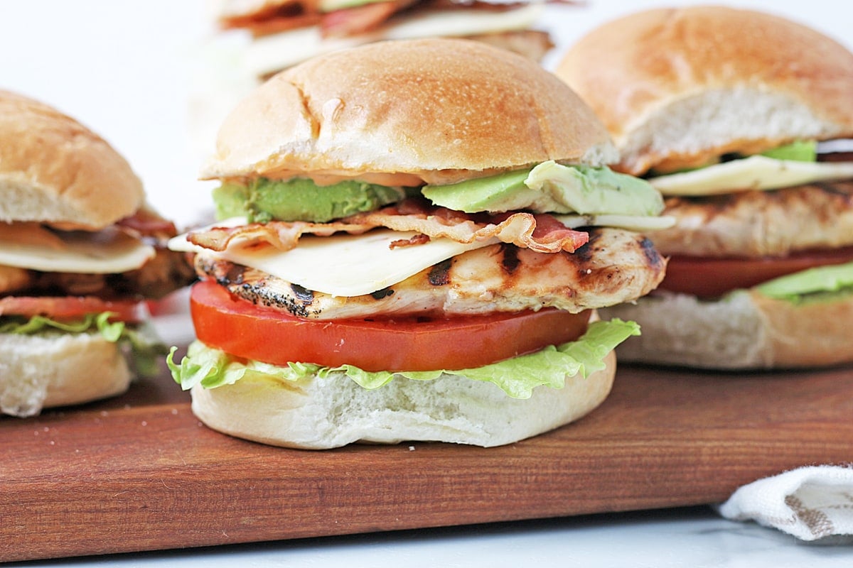 close up of grilled chicken sandwich