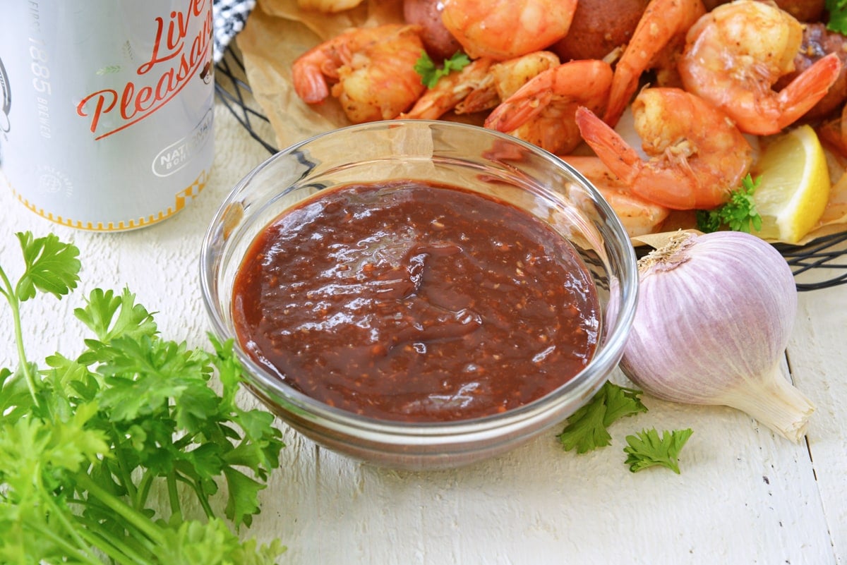 angle view of balsamic cocktail sauce with beer and shrimp 