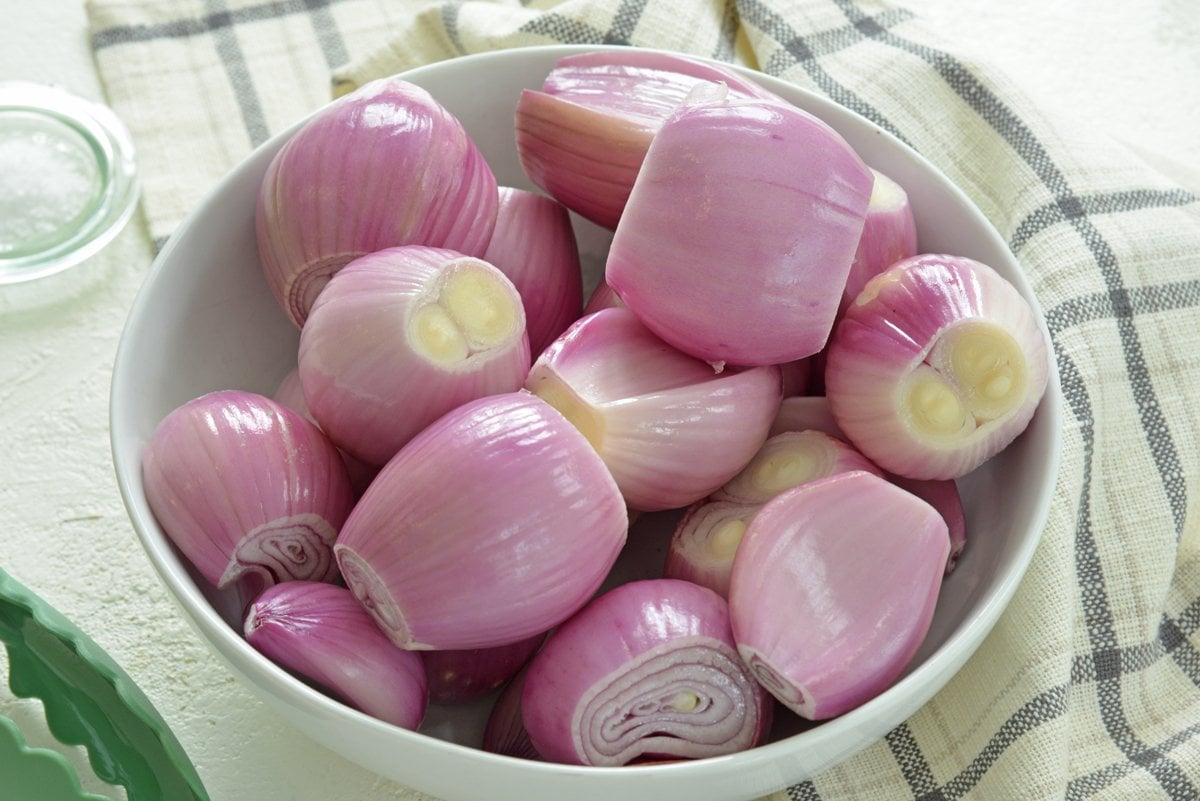 bowl of peeled shallots 