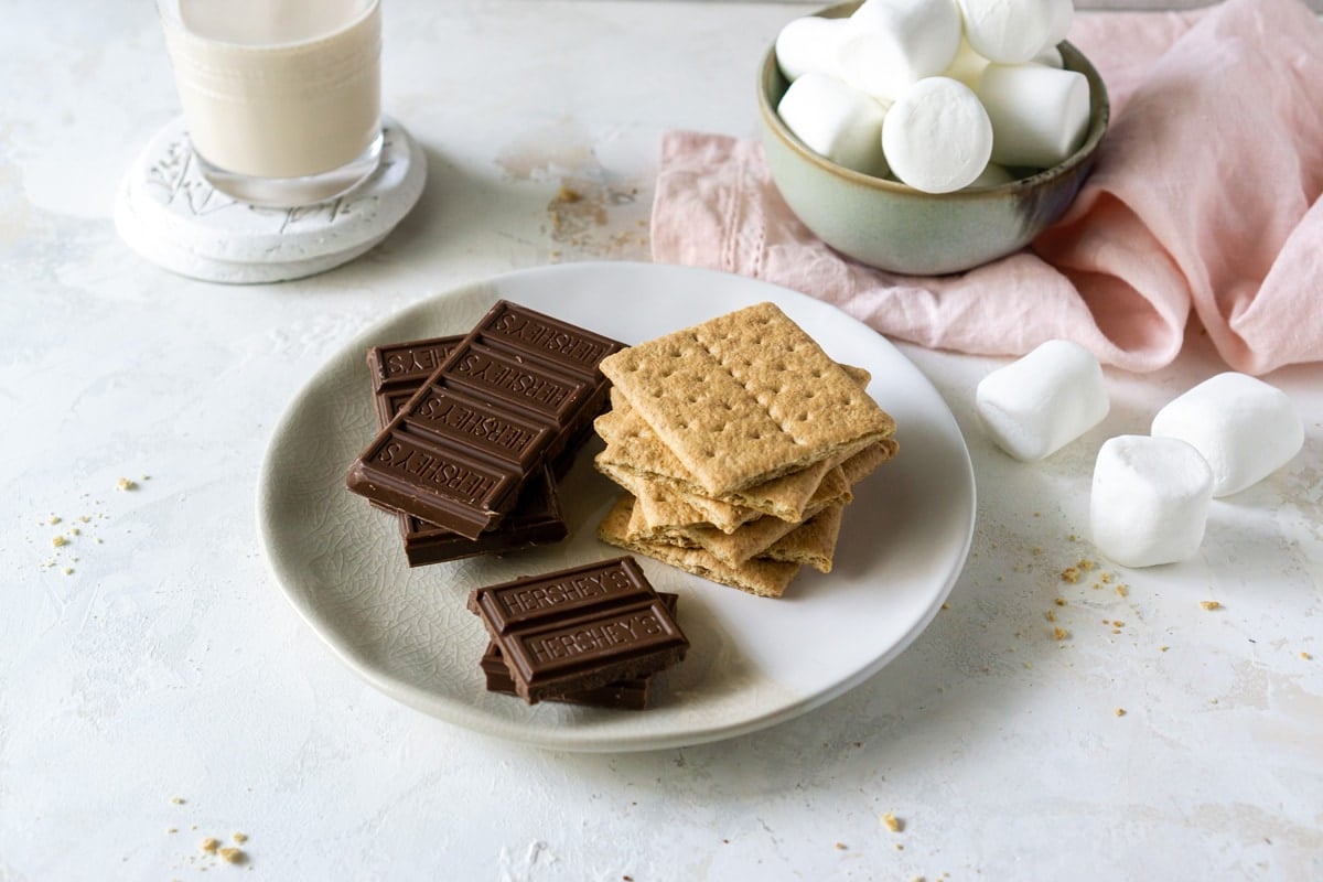 ingredients for making indoor smores 