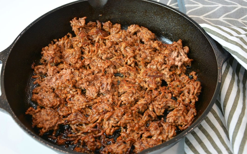 cast iron of browned ground beef