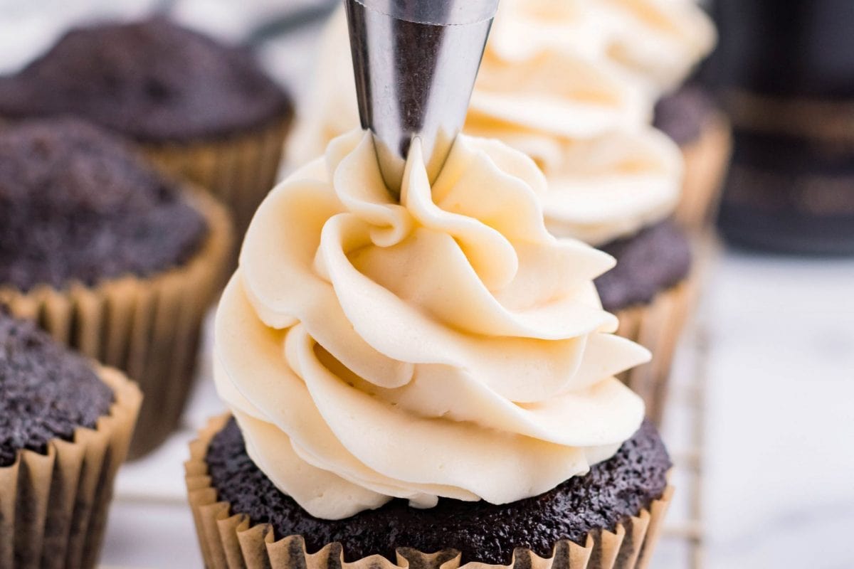 star tip frosting a cupcake 