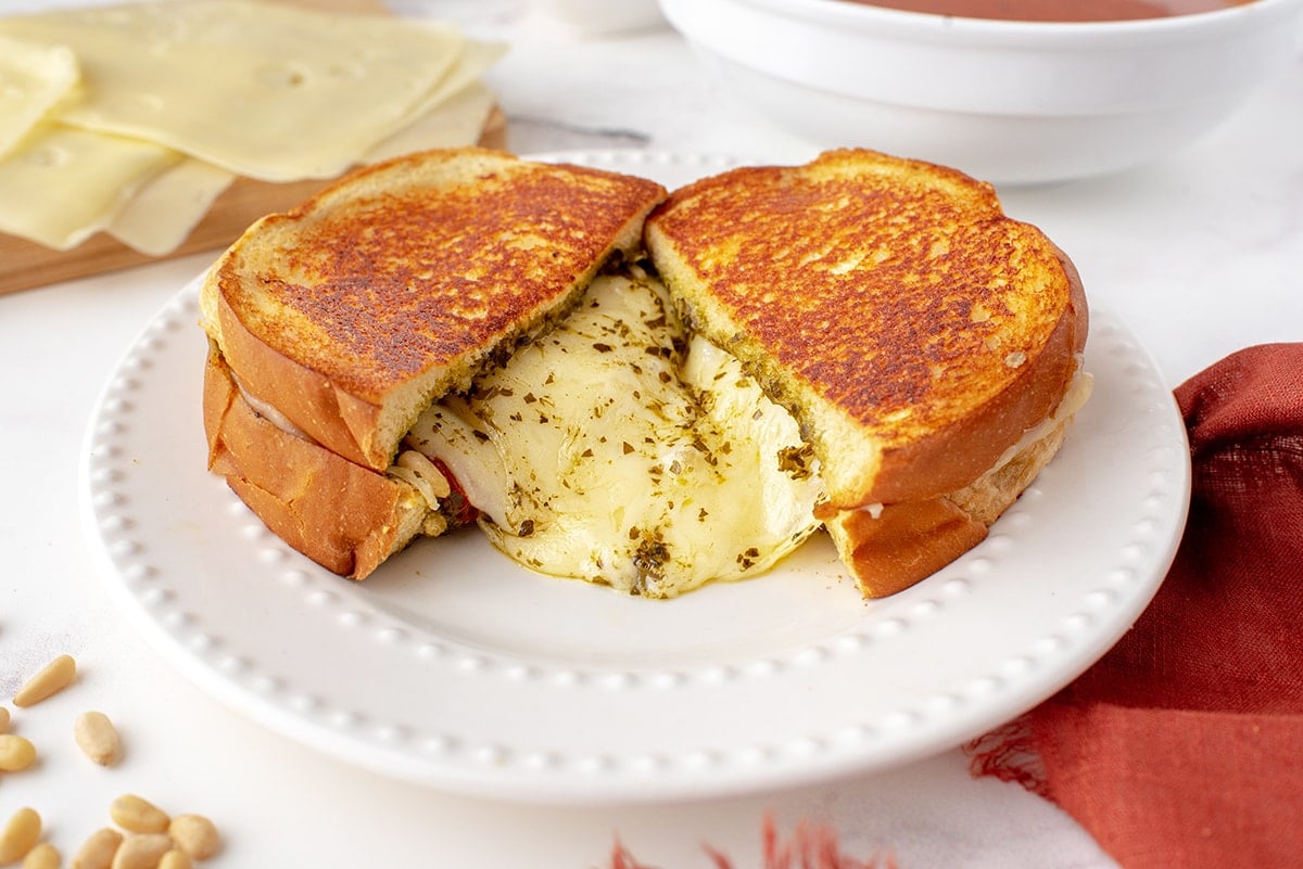 grilled cheese sandwich with pesto 