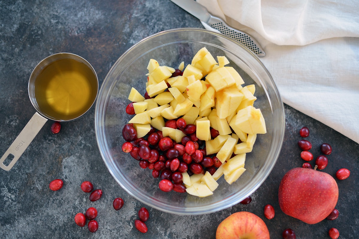 ingredients to make apple cranberry sauce 