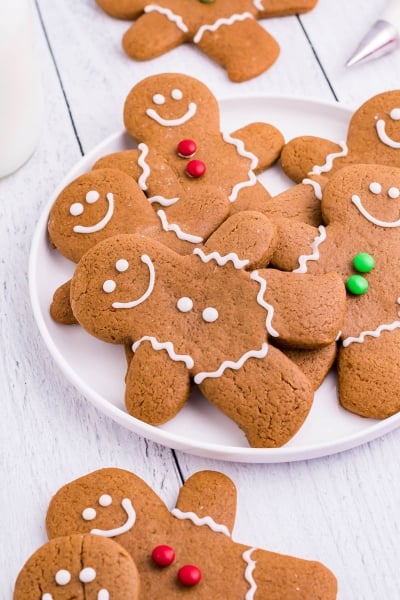 angled shot of plate of gingerbread man cookies