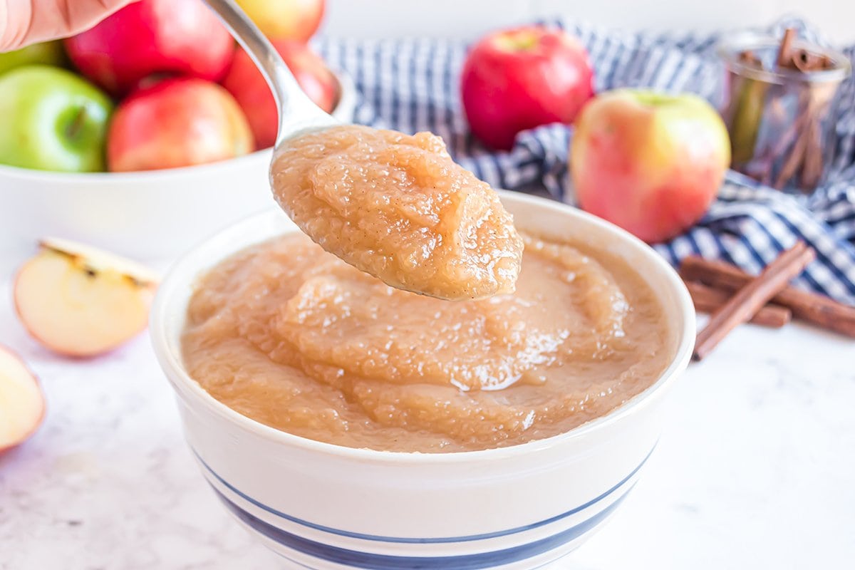 spoon with sauce and apples 