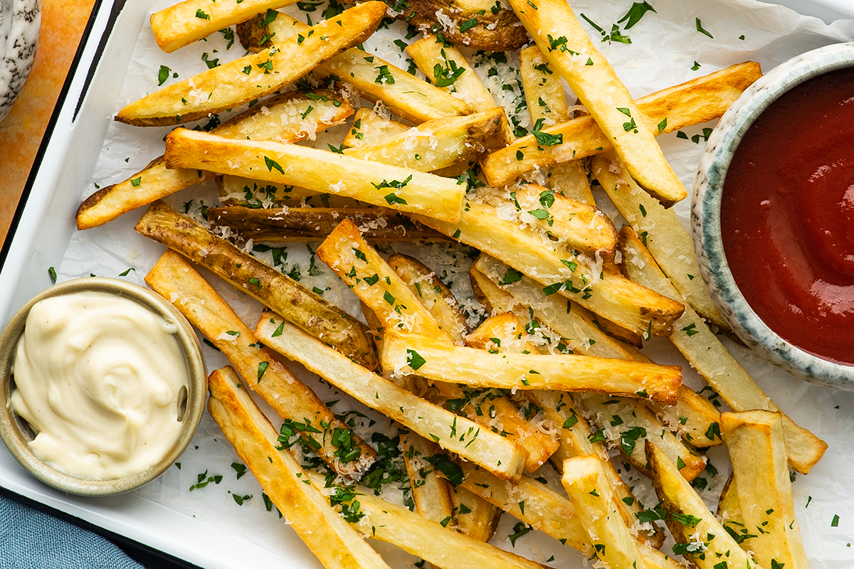 close up of seasoned fries in the air fryer 