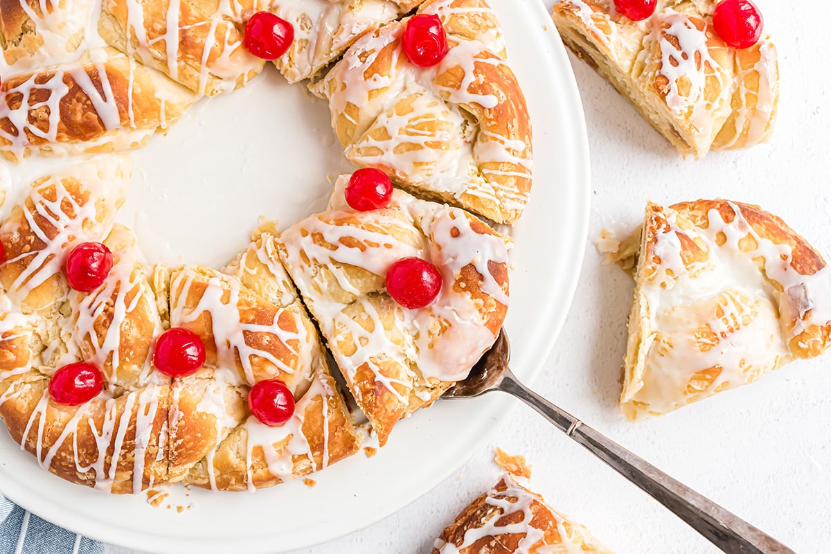 serving a pastry ring with spatula 