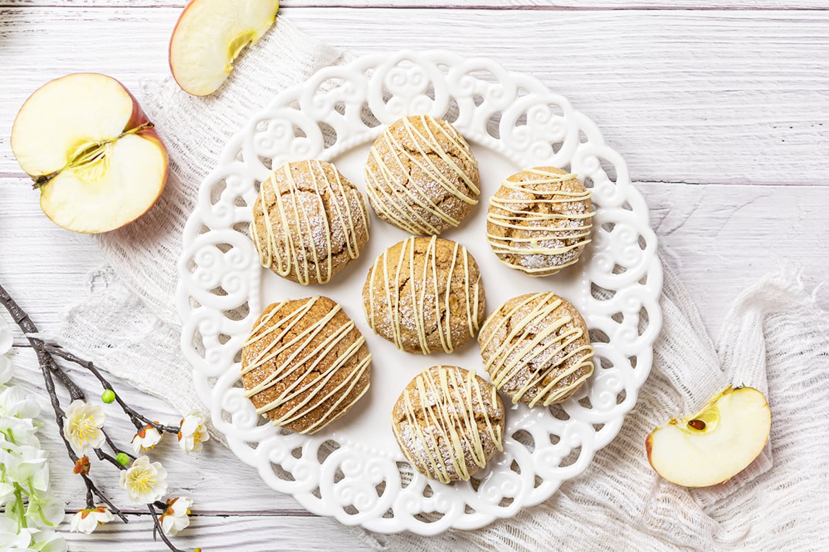 overhead plate of applesauce cookies