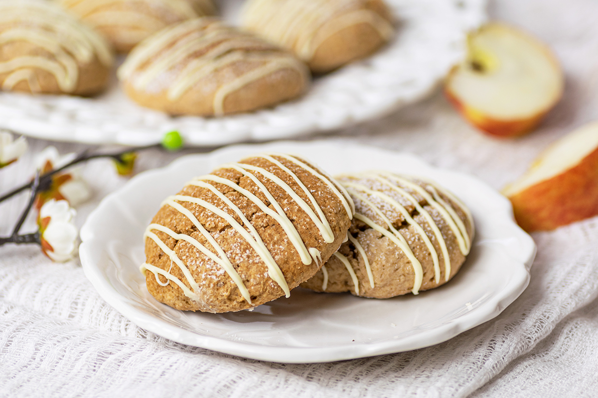 plate of soft cookies 