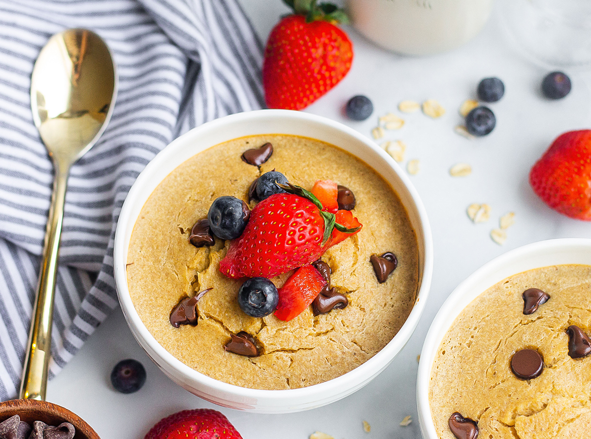 baked oats casseroles in personal dishes with fresh fruit and chocolate chips 