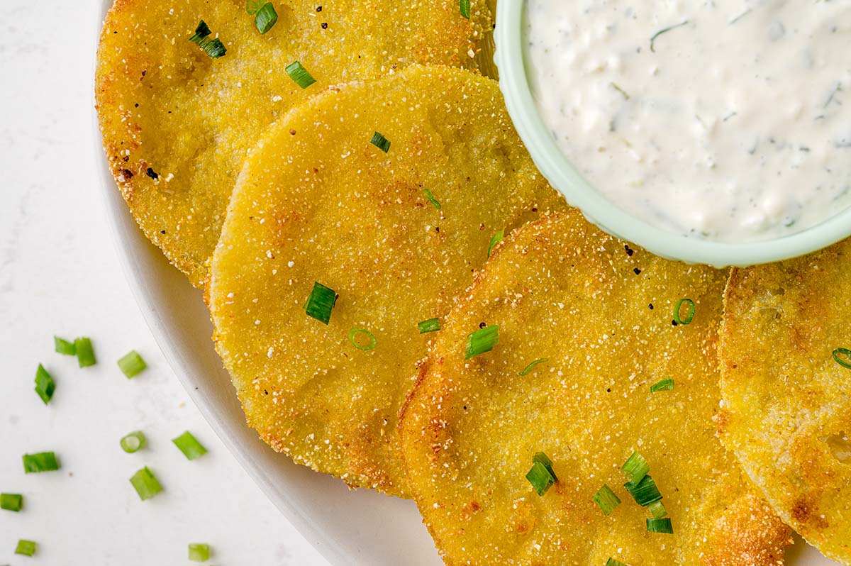 close up cornmeal crusted tomato slices