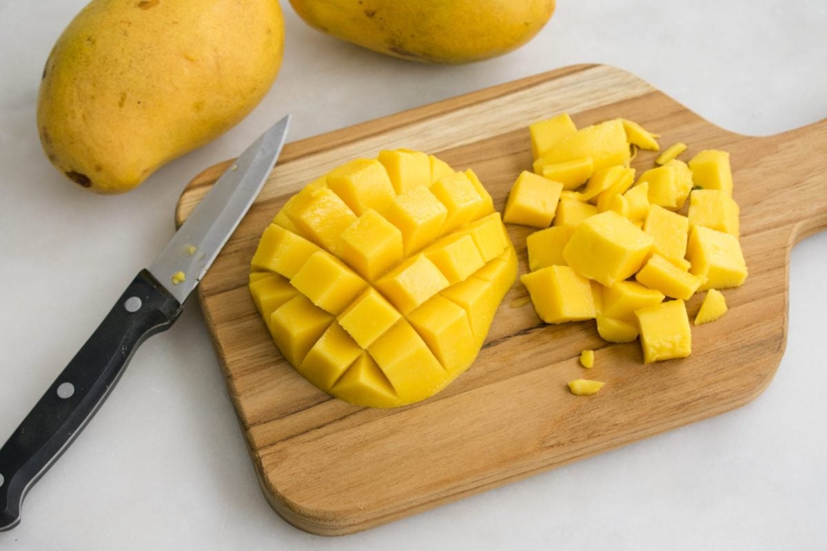 how to cut a mango on a cutting board 