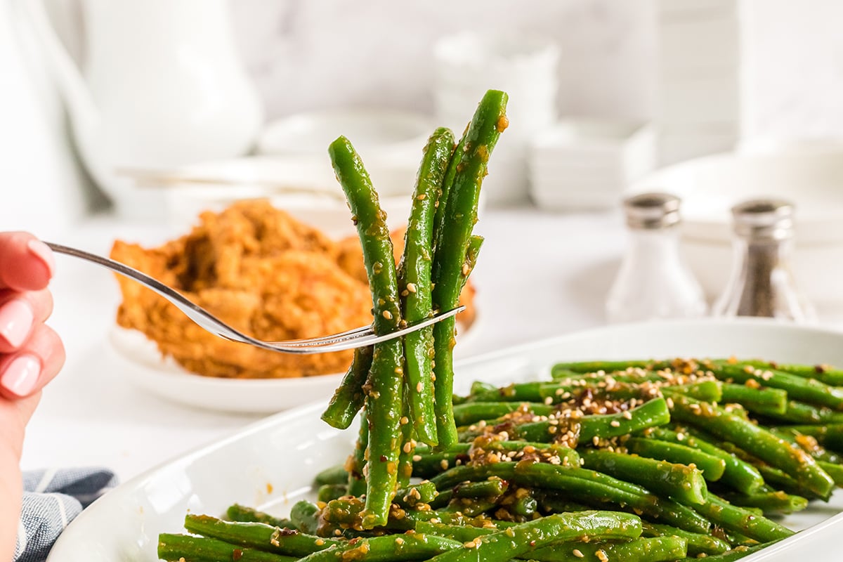 close up of spicy green beans on a fork