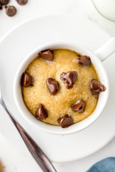 mug cookie with chocolate chips and cookies