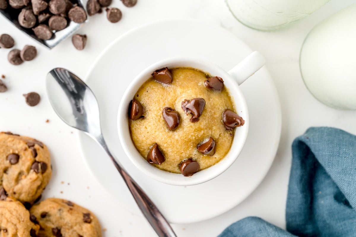 mug cookie with chocolate chips and cookies