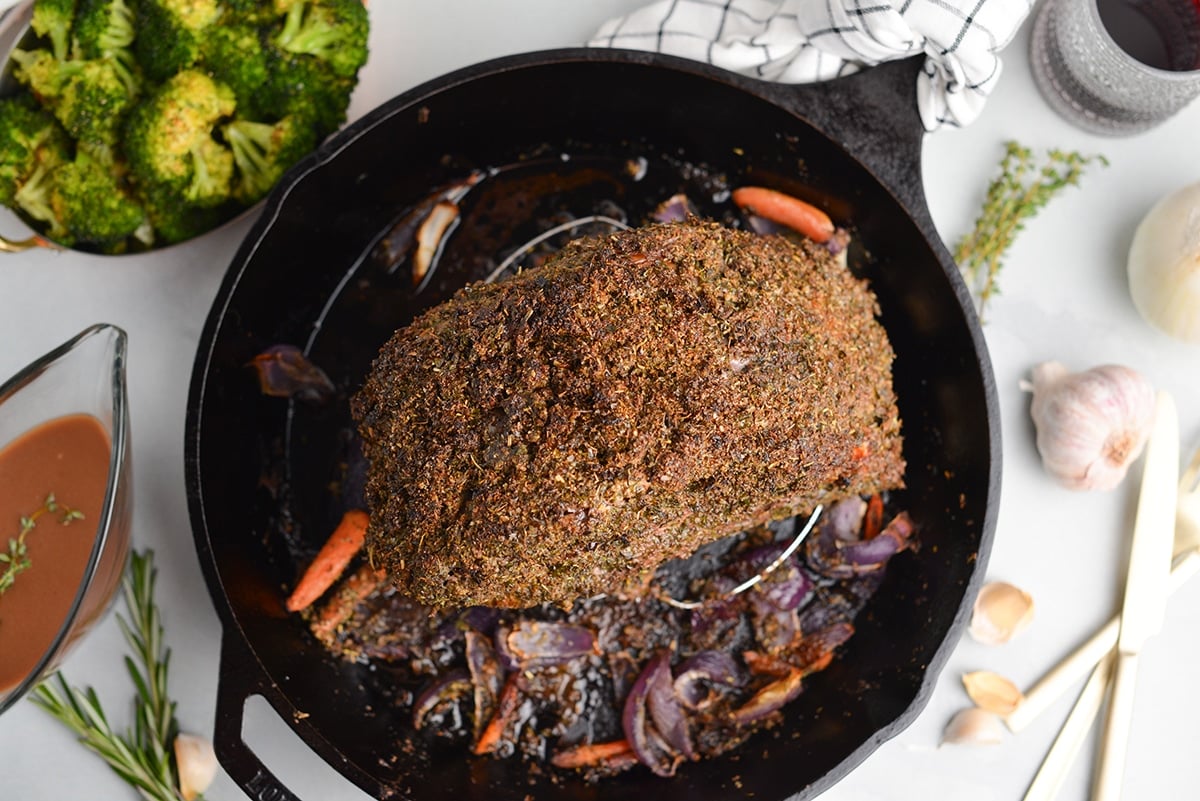 overhead of of a cooked prime rib roast in a cast iron skillet