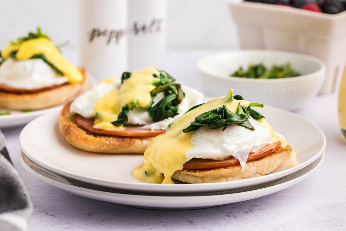 https://www.savoryexperiments.com/wp-content/uploads/2022/11/Eggs-Benedict-8.jpg