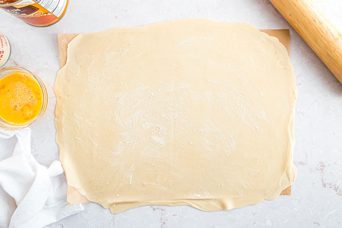 rolling out pumpkin pie crust