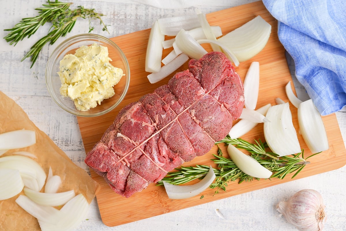 roast beef tenderloin ingredients on a cutting board