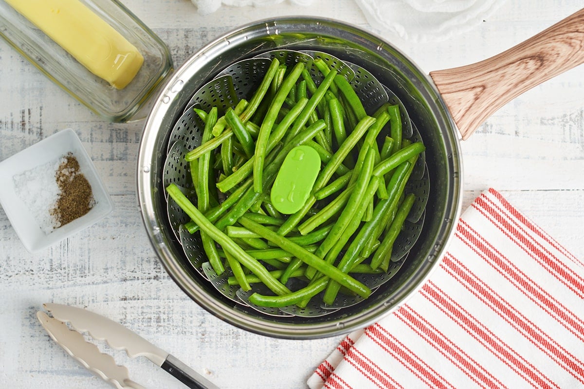 green beans in a steamer basket